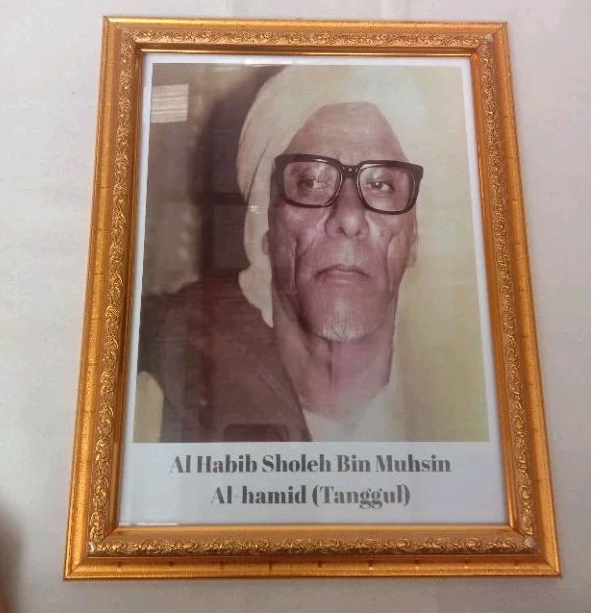 foto plus pigura habib Soleh bin Muhsin Al Hamid tanggul sudah komplit dengan kaca dan pigura ukuran