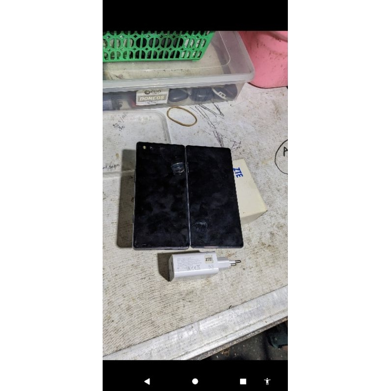 LCD dan casing ZTE AXON M bekas