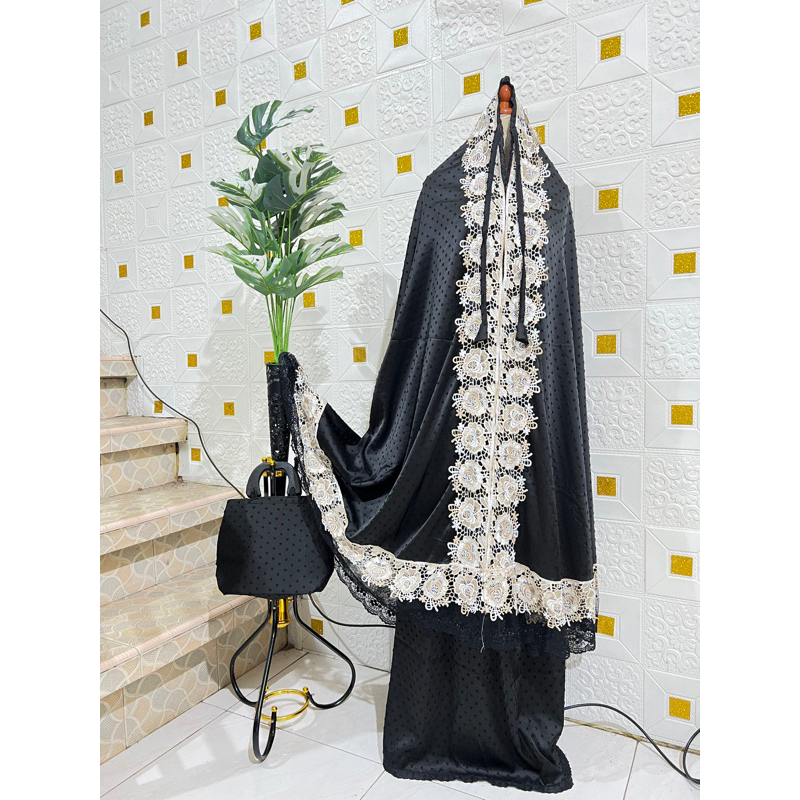 Mukena Silk Uragiri Hitam mix renda mawar