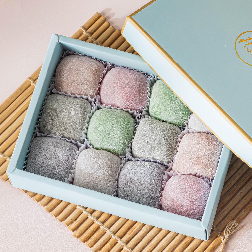 

Boxset Mochi by Frea Cakery (isi 12 Pcs) - Mochi Kacang Tanah - Mochi Kacang Hijau - Mochi Nutella - Mochi Ovomaltine - Mochi Lotus Biscoff - Mochi Strawberry