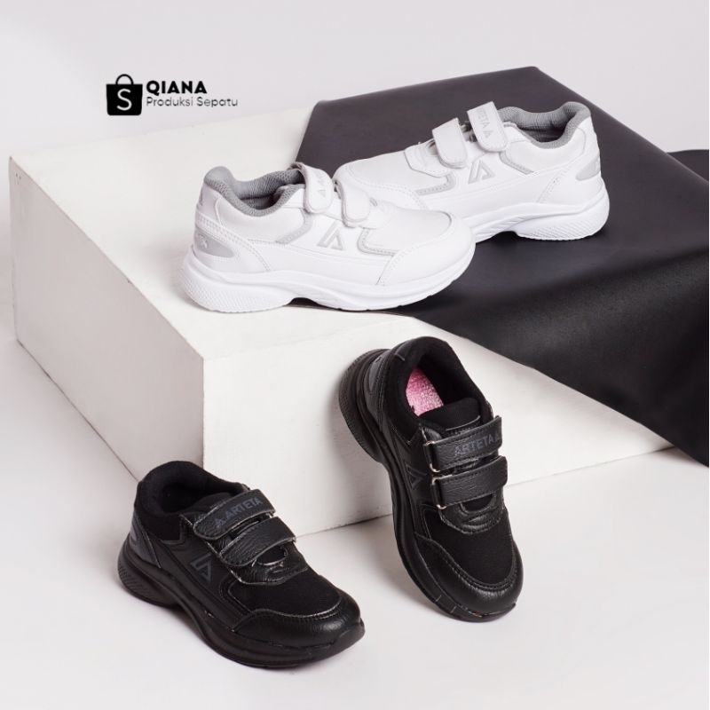 Sepatu Anak Kretekan Warna Hitam & Putih untuk TK-SD Ukuran 28-35 Sol Eva Phylon