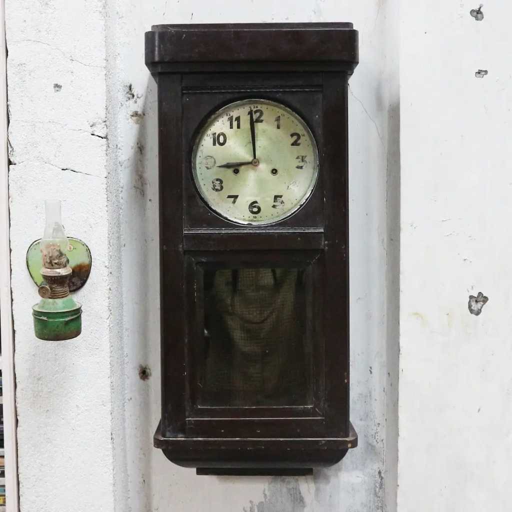 Jam Dinding/Jam Dinding Junghans Lubang 2