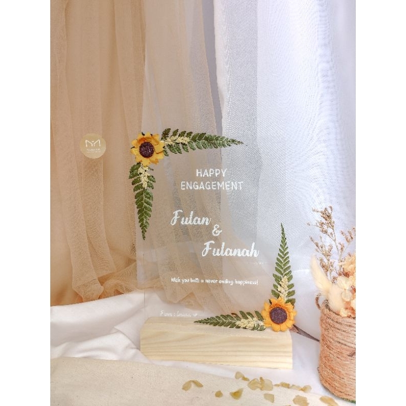 Kado Akrilik Wisuda Nikahan Custom | Acrylic Stand G | Ukuran 14,8x21 cm