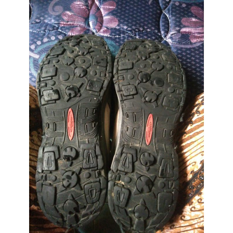 Sepatu gunung Treksta