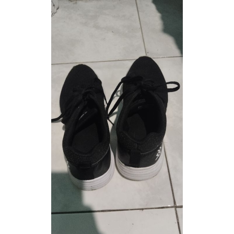 Sepatu Athletica
