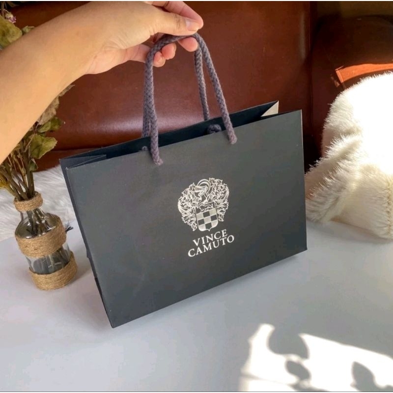 

PAPER BAG VINCE CAMUTO 25X9X18/PAPER BAG BRANDED/TAS SOUVENIR/PAPER BAG HADIAH