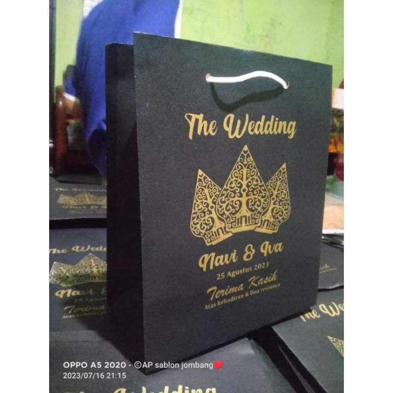 

Paper Bag Hitam Free Sablon ukuran 20×10×25|Paperbag Hitam Sablon Emas|Paperbag Costum