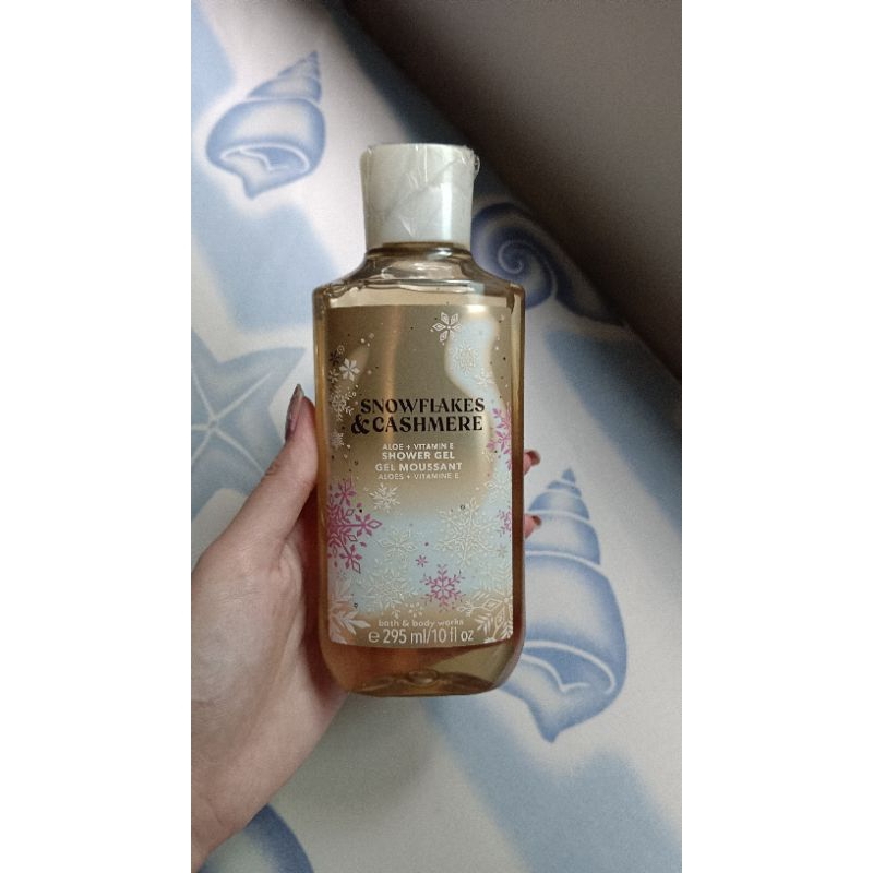 BATH AND BODY WORKS SHOWER GEL Snowflakes and Cashmere MURAH