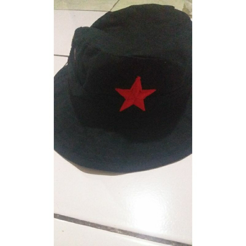 topi rimba bintang merah