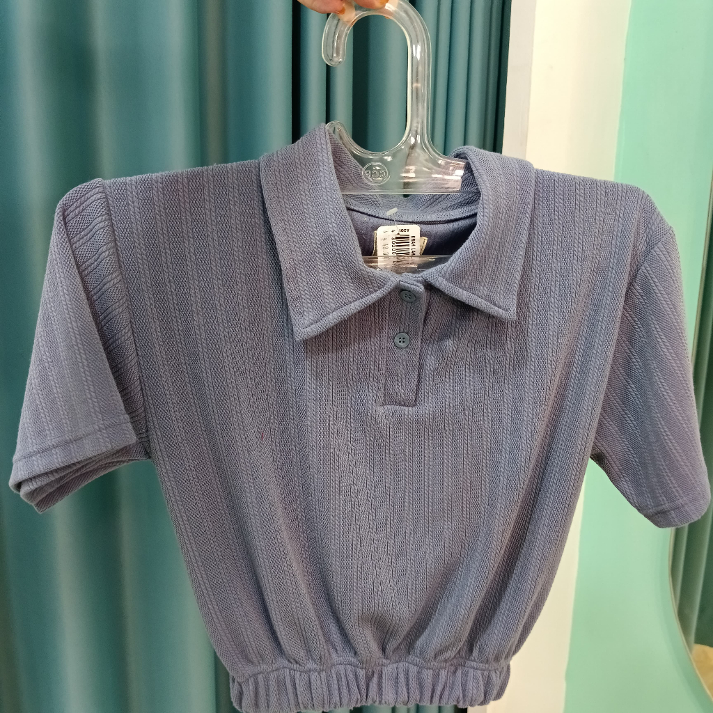 Kaos crop top berkerah wanita terbaru