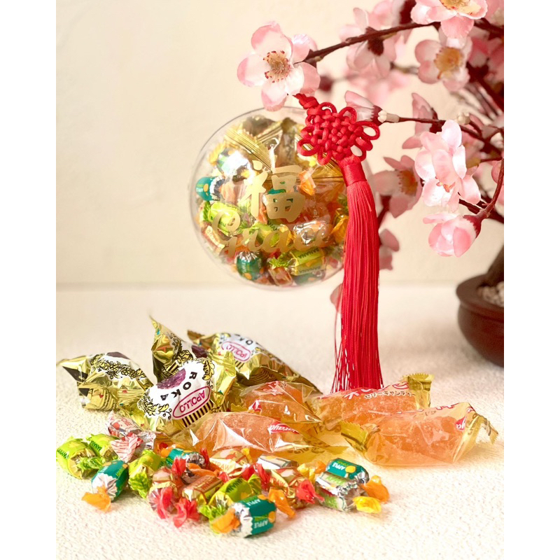 

Personalized Large Sweets Ball • CNY IMLEK HAMPERS 2025 • CNY Hampers & Gift • Parcel Xincia • Personalized Gift • Custom Nama • Hiasan Imlek • Permen Imlek Xiao Ha Ha • Hadiah Spesial • Orange Jelly • Kue Kering Chinese New Year Murah • Kado Anak Ponakan