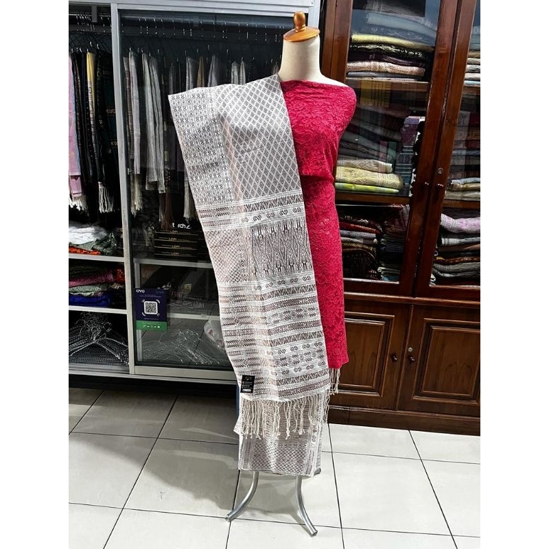 TUMTUMAN NUANSA COKLAT DASAR PUTIH