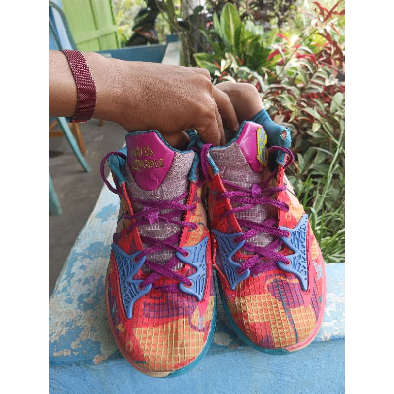 kyrie 4 low ukuran 42