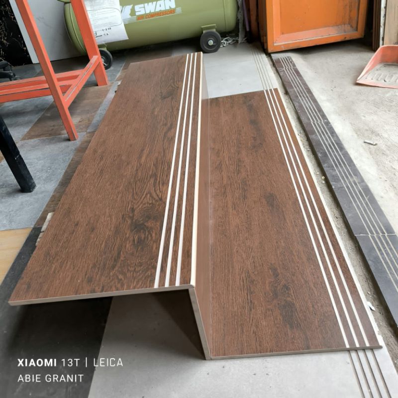 Granit tangga rumah minimalis 30x120 stepnosing bevel dinding 20x120 textur matth