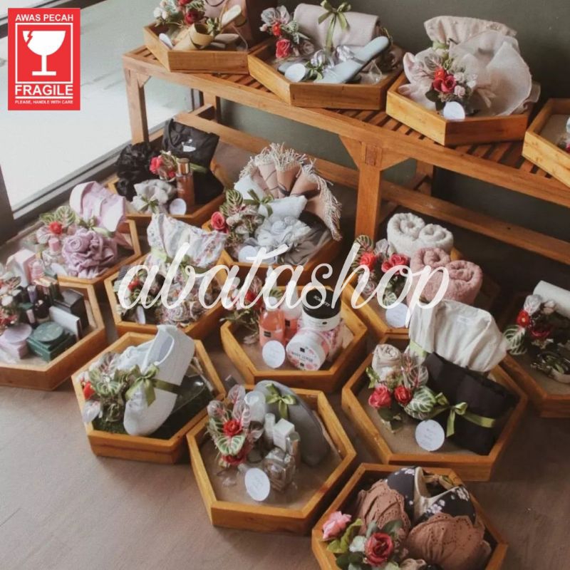 

Kotak hantaran kayu segi 6 heksagonal baki seserahan pernikahan