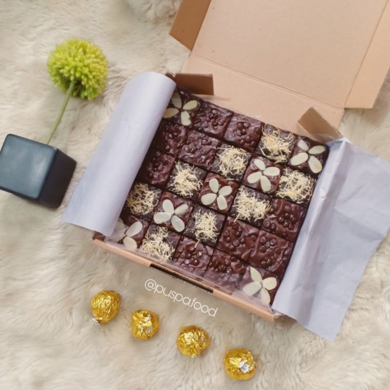

Fudgy Brownies (brownies panggang) 3 topping (almond, chocochip, keju) ukuran 20x20 Puspa Food
