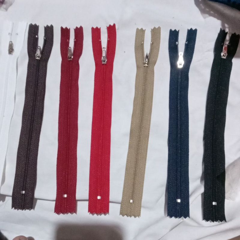 Resleting rok dan celana Merk YKK  8 Inch