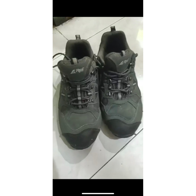 sepatu gunung arei