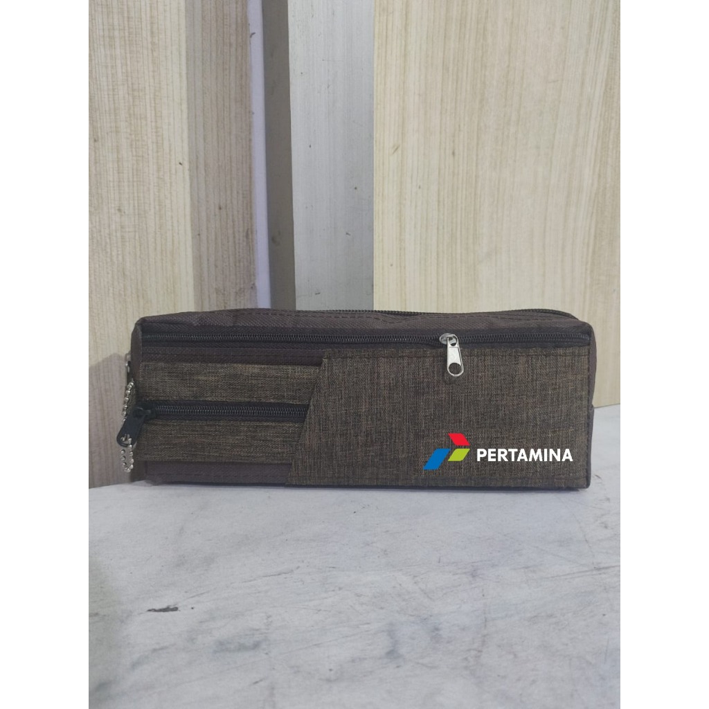 

Souvenir Pouch Pensil Custom PERTAMINA TELKOM KAI PLN SEMEN GRESIK / Pensil Case Kain Resleting / Tempat Pensil Custom Murah