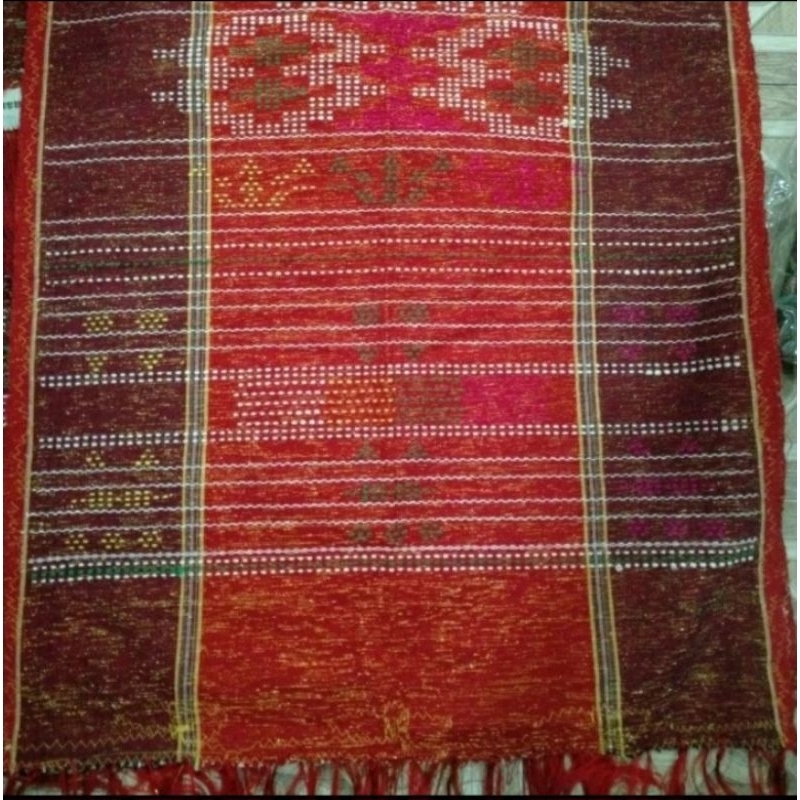 Ulos Sadum merah sisi marun
