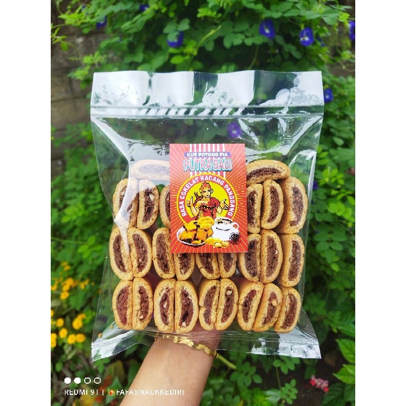 

Putra Bali isi 30pcs Snack branded kiloan