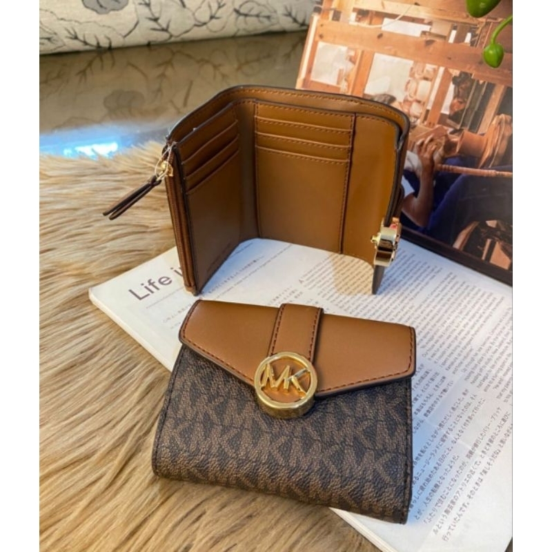 dompet Michael Kors bifold Carmen wallet sign brown