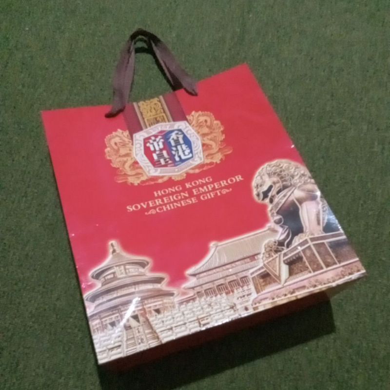 

PAPERBAG 32X28X10CM HONGKONG SOVEREIGN EMPEROR CHINESE GIFT RED COLOUR