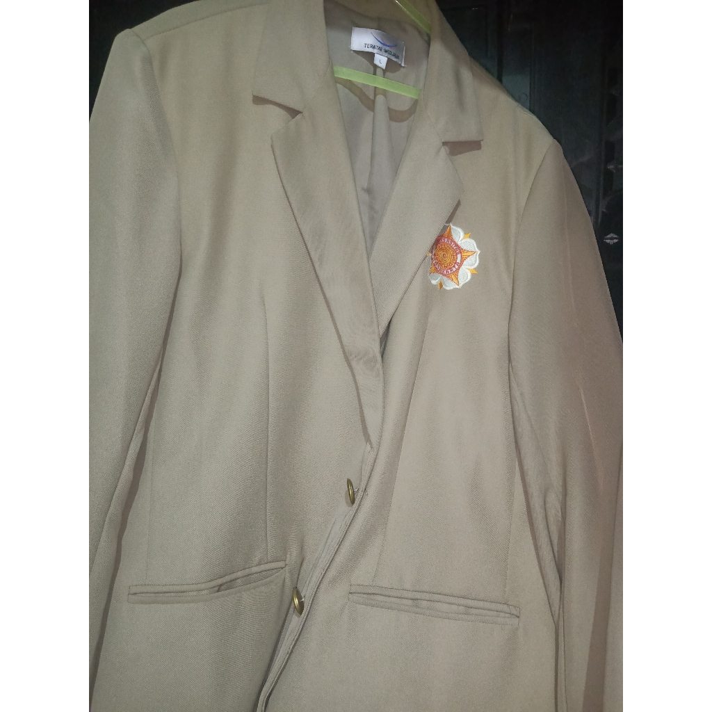 ALMAMATER UGM LIMITED EDITION 2023 ORIGINAL DARI UGM LANGSUNG UKURAN L LIKE NEW