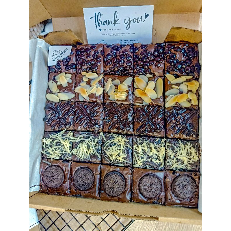 

Fudgy brownies ukuran 20 x 20 sekat premium full nyoklat aneka topping by browsweetsid