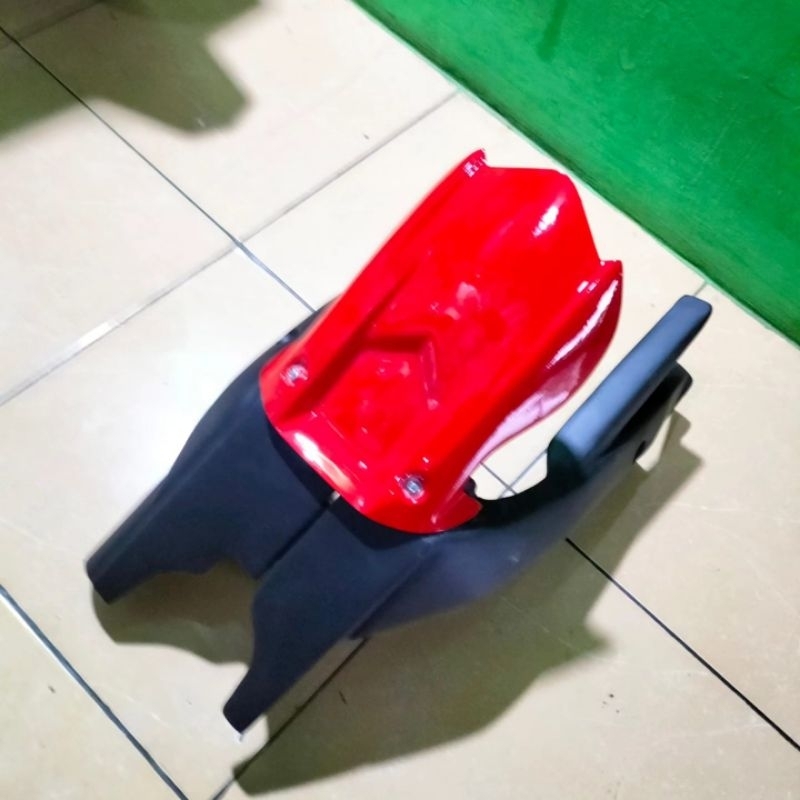 cover swing arm Yamaha R15 v2 v3 merah