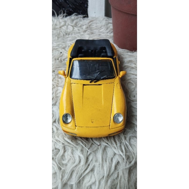 porsche 911  carrera  | scale 1/18 maisto