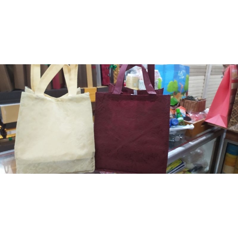 

tas spunbond buat nasi kotak ukuran 22 full embos isi 12 pcs