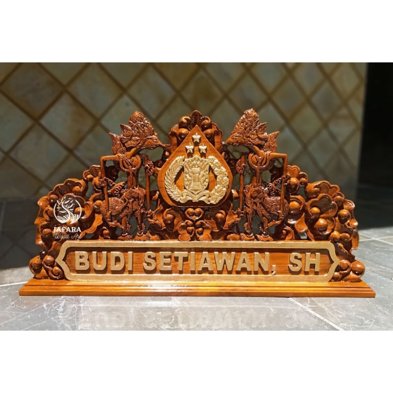 

Papan Nama Meja Ukir Kayu Jati Motif Wayang Kresna Custom Logo