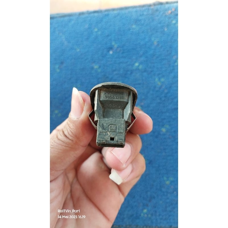 Switch power window pintu belakang Chevrolet Zafira