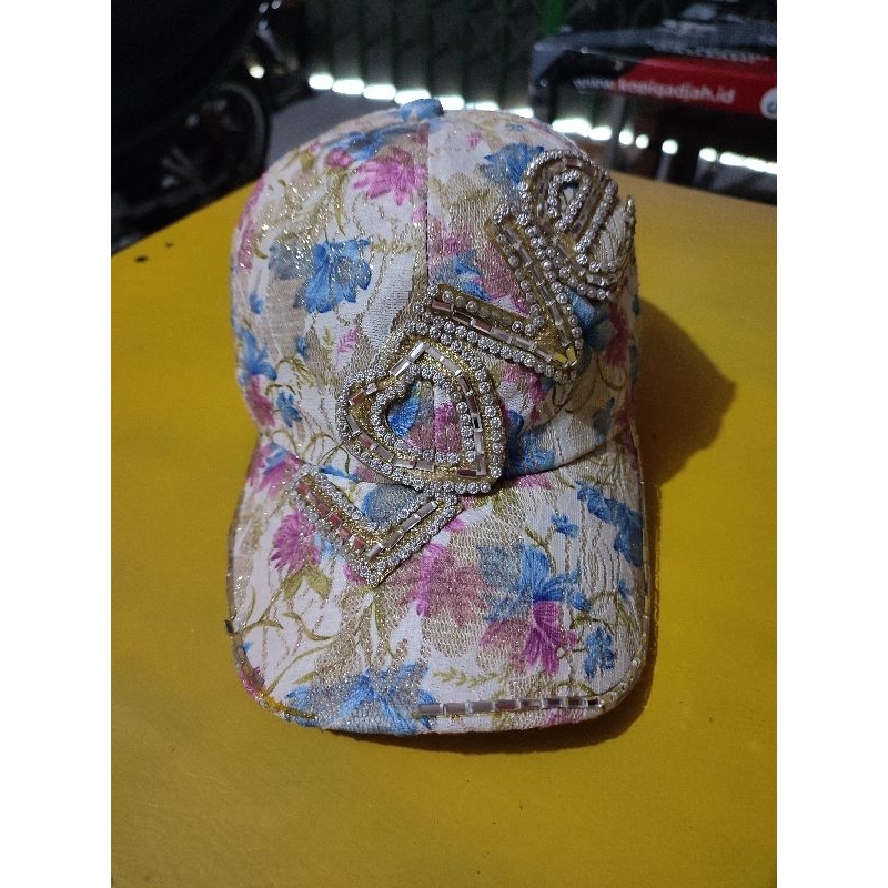 Topi Caps Motif Bunga Logo Love
