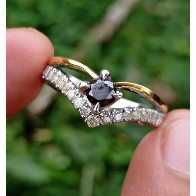 cincin wanita berlian hitam .