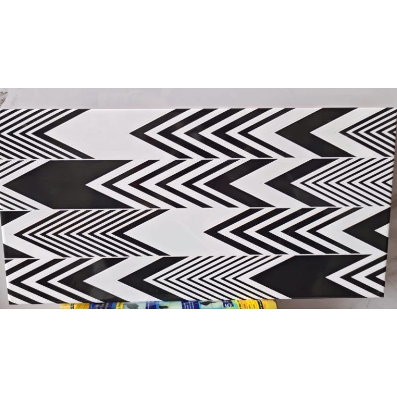 Keramik 25x50 GLOSSY CORAK HITAM PUTIH