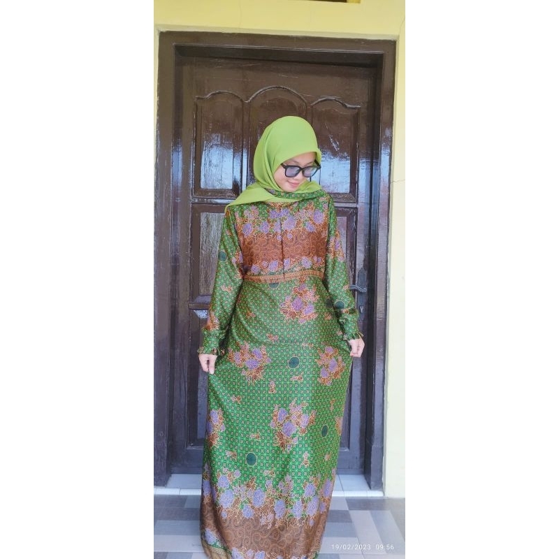 gamis muslimat hijau tua bahan semi sutra