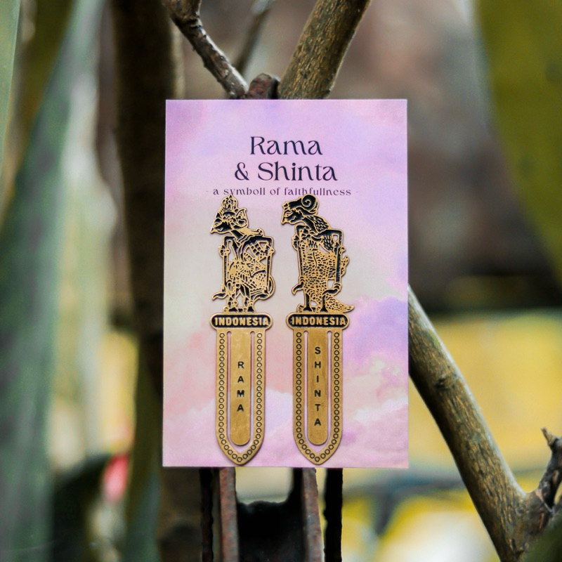 

Couple Pembatas Buku Kuningan Rama-Shinta Souvenir Khas Jogja Indonesia Untuk Pasangan Dan Oleh Oleh