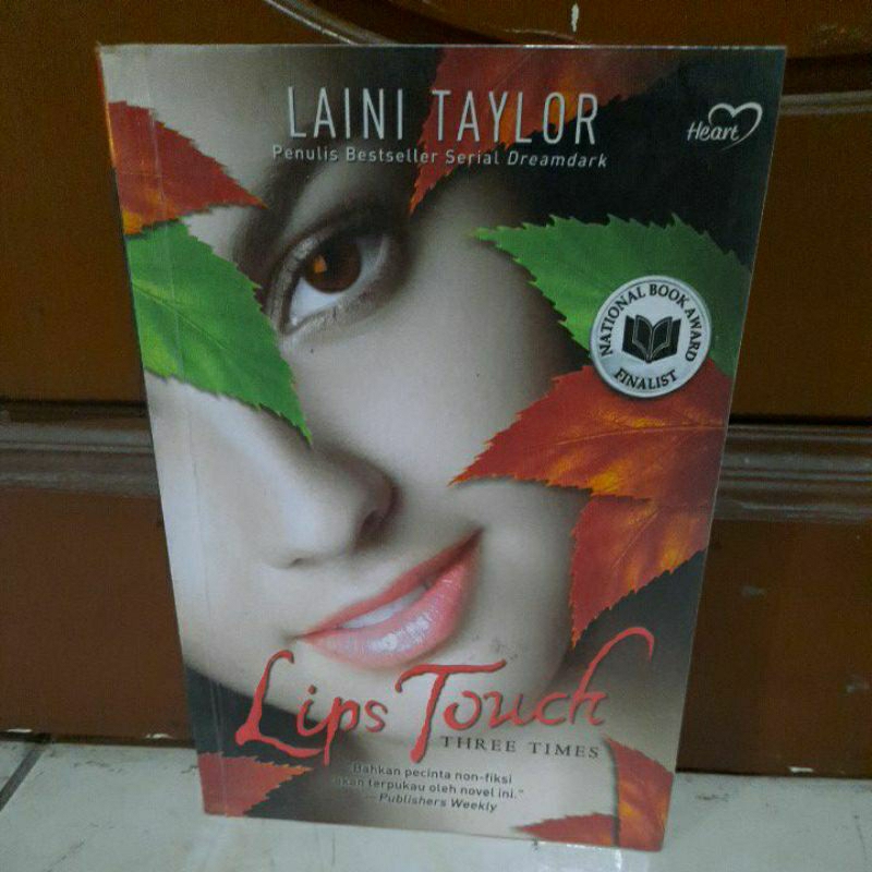 

lips touch - laini taylor