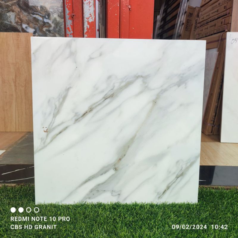 Keramik lantai 50x50 putih motip carara/skylin grey