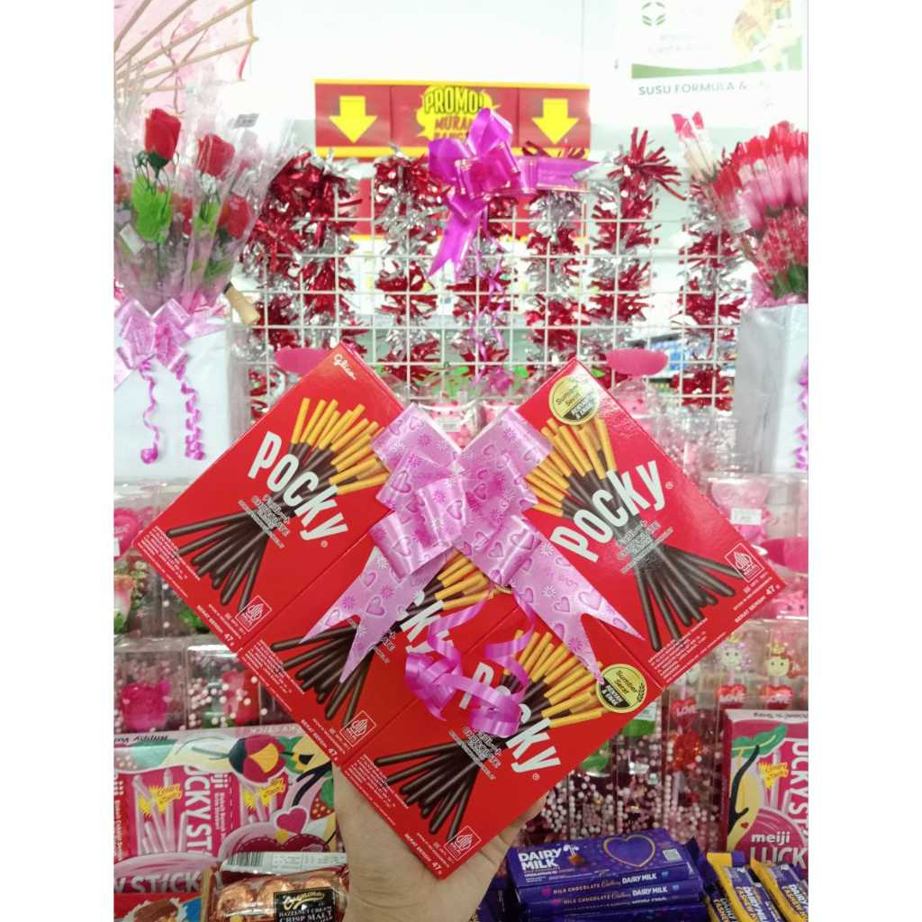 

Pocky Chocolate (biskuit stik rasa coklat isi 4pcs) bentuk love