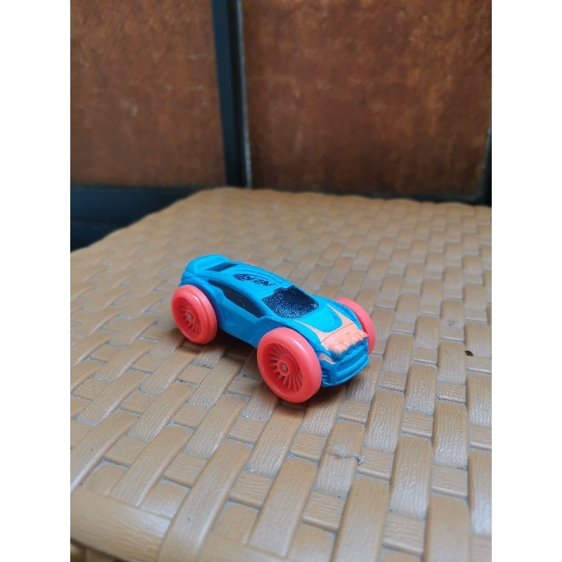 mobil karet mainan bekas anak kecil