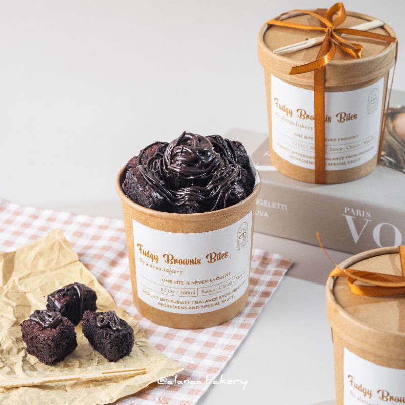 

Fudgy Brownis Bites With Sauce Choco Premium. Paperbowl 12oz