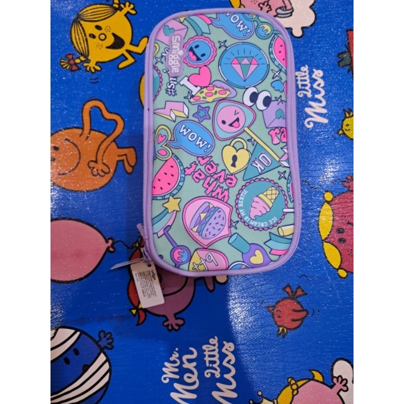 

Kotak Pensil Smiggle Kanvas