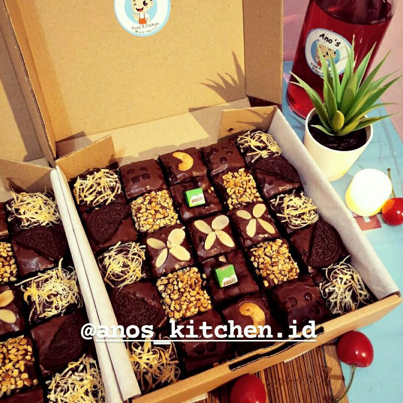 

Brownies Fudgy Dark Cokelat Skat Isi 25 pcs Khusus Buat Penggila Cokelat Sejati