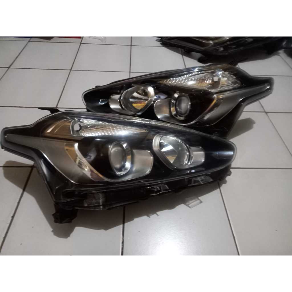 Headlamp Toyota Sienta
