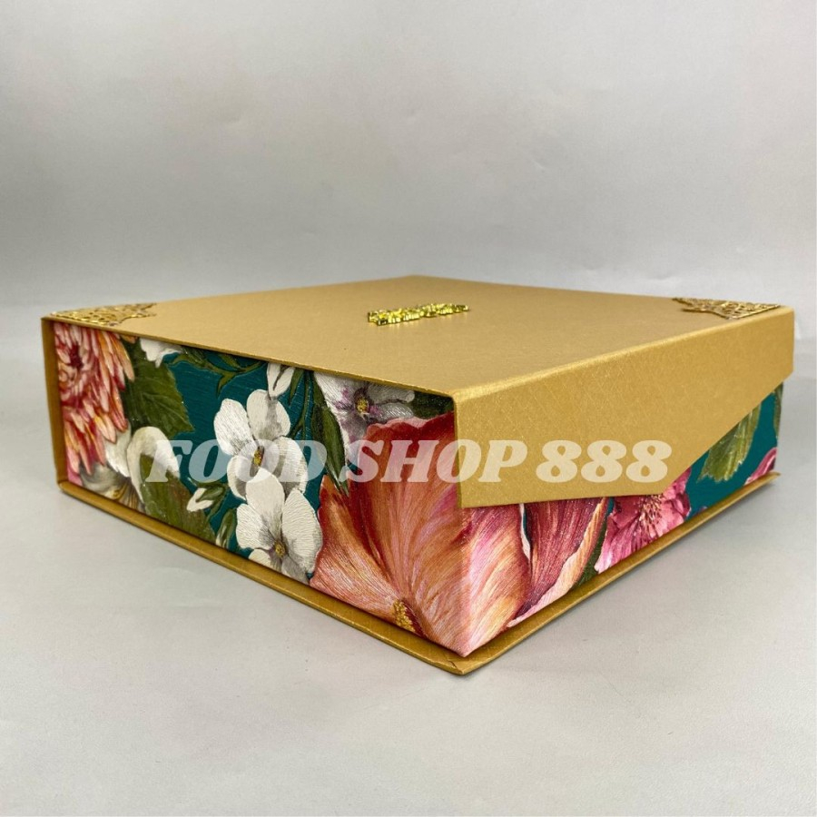 

Box Lebaran Persegi Gold Flower / Box Kue 4 Toples 250Gr