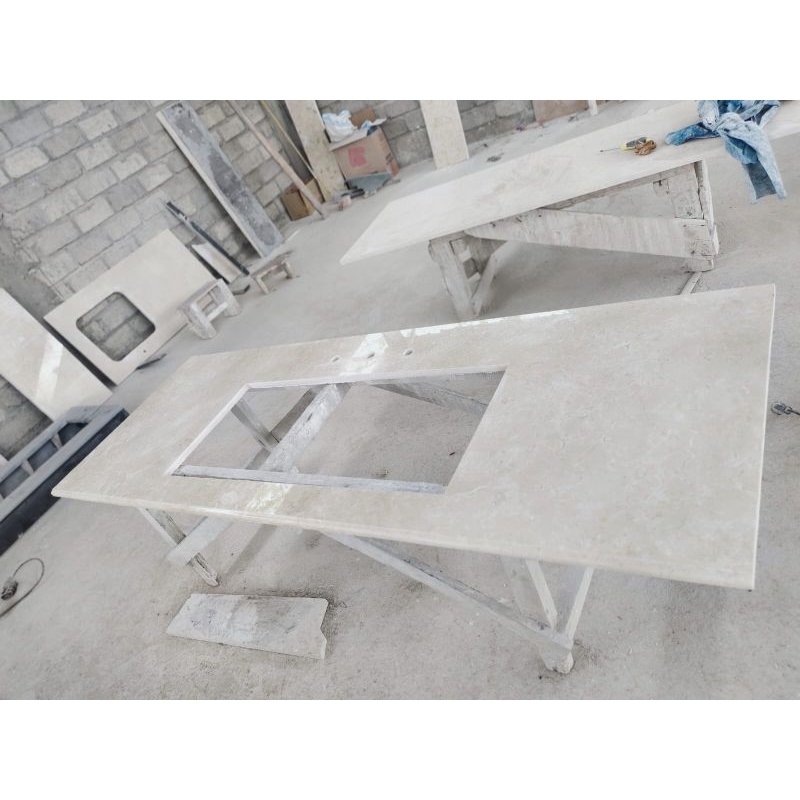 Top table kitchen set dan lubang batu marmer putih krem bersih