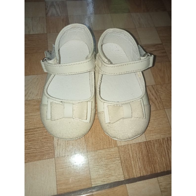 preloved sepatu anak/bayi perempuan 1 tahun.